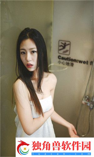 两峰夹小溪地湿又无泥诗：自然景致中的诗意画卷-山水间的绝美诗句！