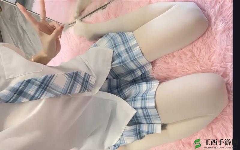 白丝老师扒开内衣与我们一同尽兴玩