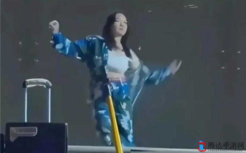 大白兔:军训场上的俏皮精灵