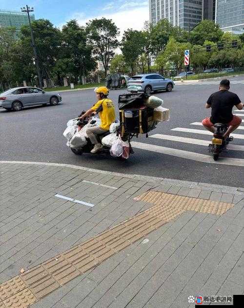 震惊外卖员竟在工作时做出这种事