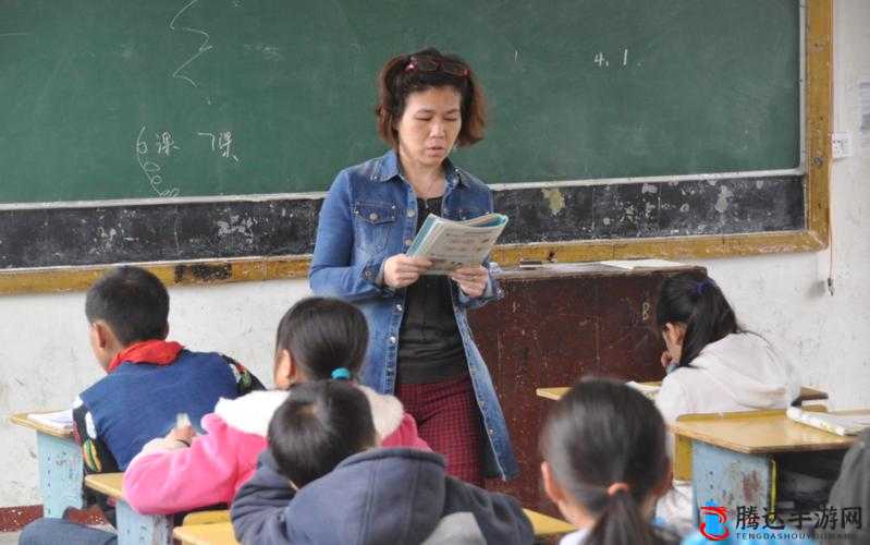 激情四溢的课堂:老师含紧一点 h,边做边走白浆