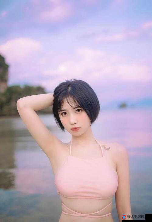 两人同时为一人进行特殊感觉体验:2 人㖭上面 1 人㖭下感觉 w