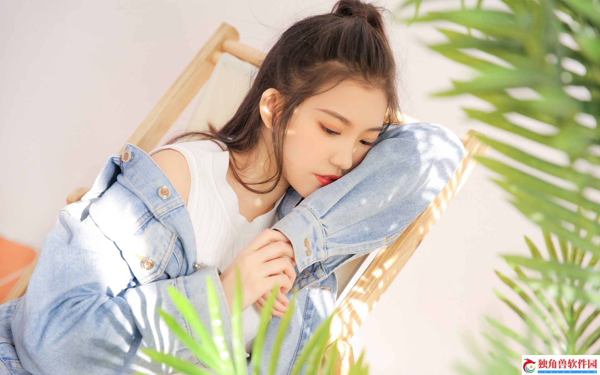 游泳馆里的两个教练孟月月