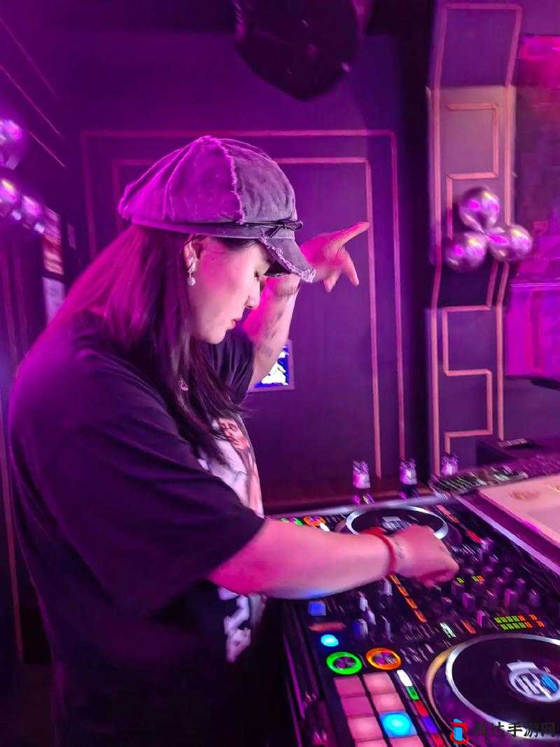 女 DJ 打碟时嗯嗯叫,引发网络热议:是专业还是走光?