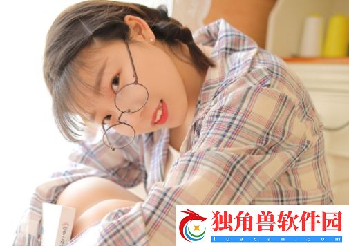 描写很细的鱼水之欢：水中舞动的鱼群与微波荡漾的交织