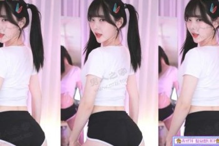 一面膜胸口一面吃下部位片段：探秘护肤与美食的奇妙结合