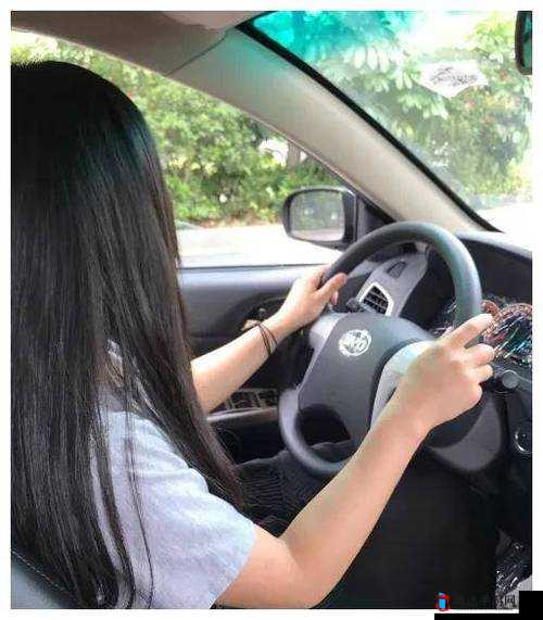 女性跟教练晚上练车合适吗:这其中存在哪些潜在问题