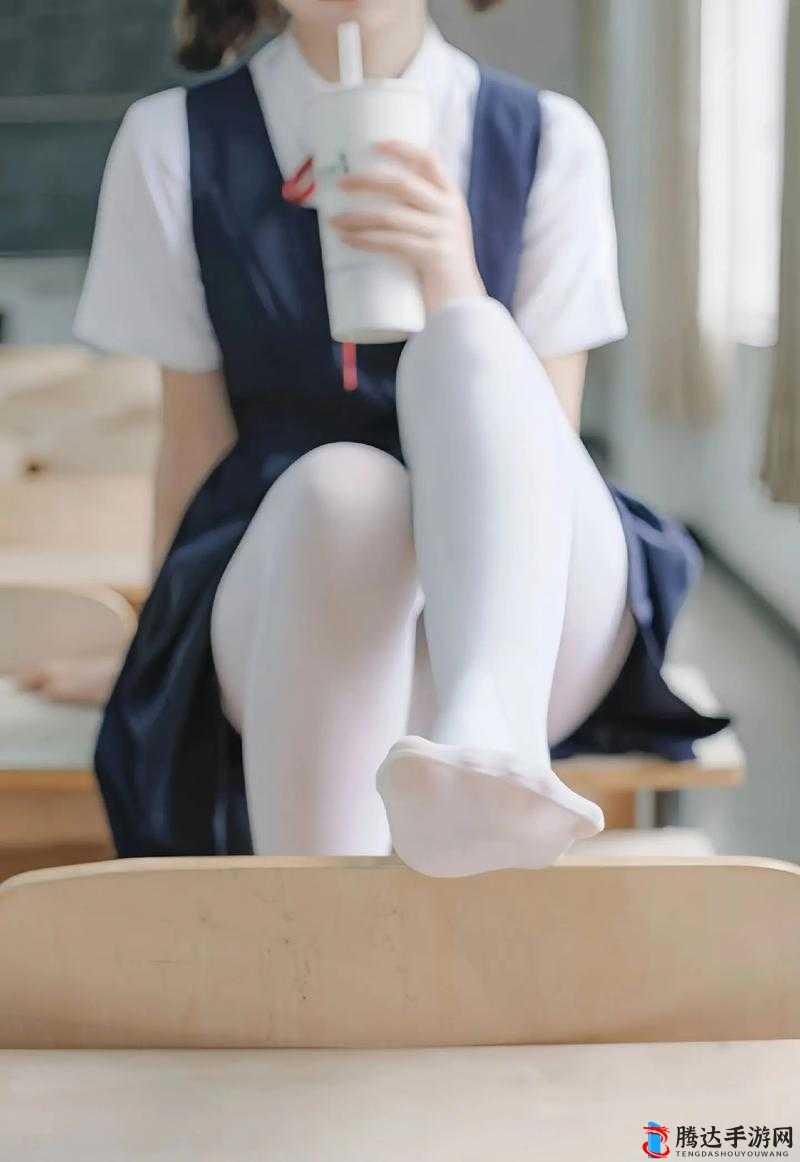 白丝校花:扒开**,甜美私密处展现眼前