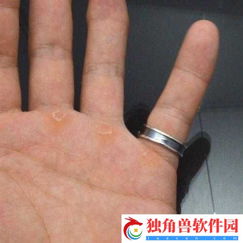 手指划入缝隙挖水：一种独特的自我放松方式