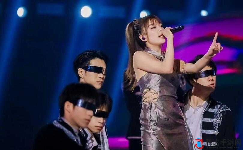 新疆女 RAPPER 深夜在舞台上尽情展现独特魅力与才华