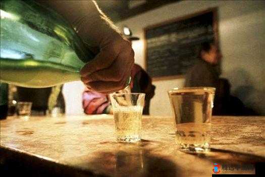 把整瓶红酒倒入下面喝掉:一场独特的饮酒挑战