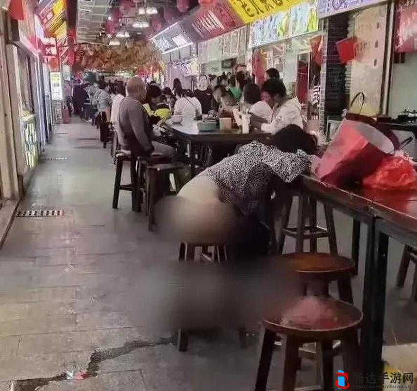 BBB 妇女撒尿 BBBB:一种引人深思的行为艺术
