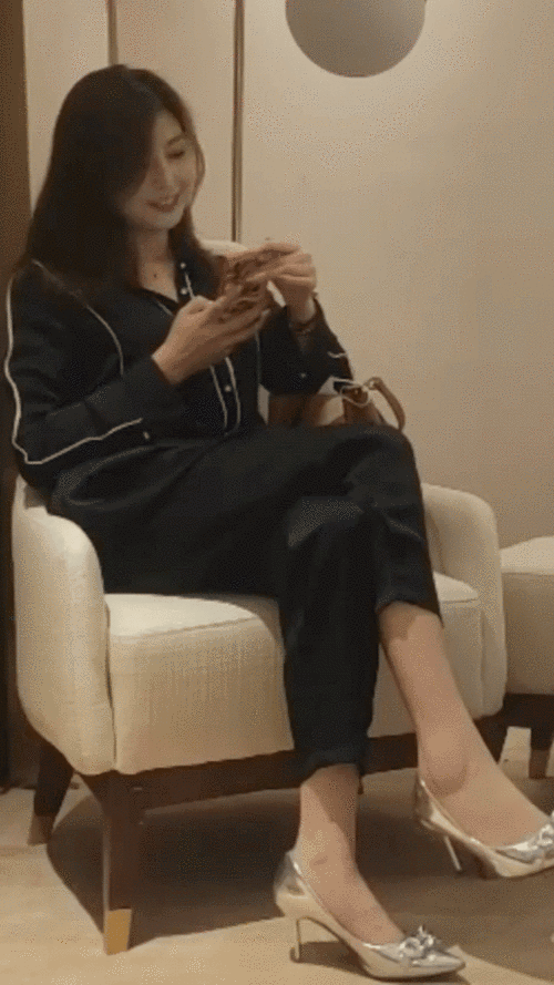 双飞探花：一老一少老阿姨携闺蜜一同精彩服务