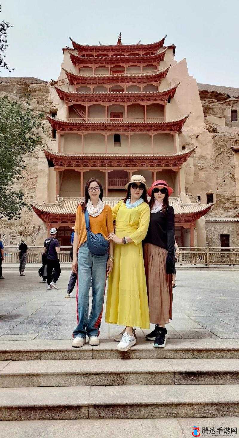 一处桃源千人品两片红唇万客来:美丽风光与迷人风情吸引万千游客纷至沓来