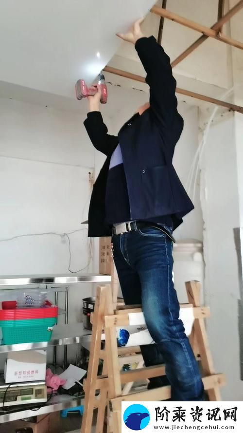 几个装修工人把我压在茶几引发热议