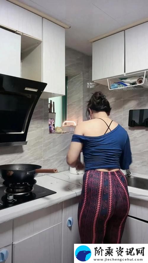 在厨房岳每做爰5：当美食与亲密相遇