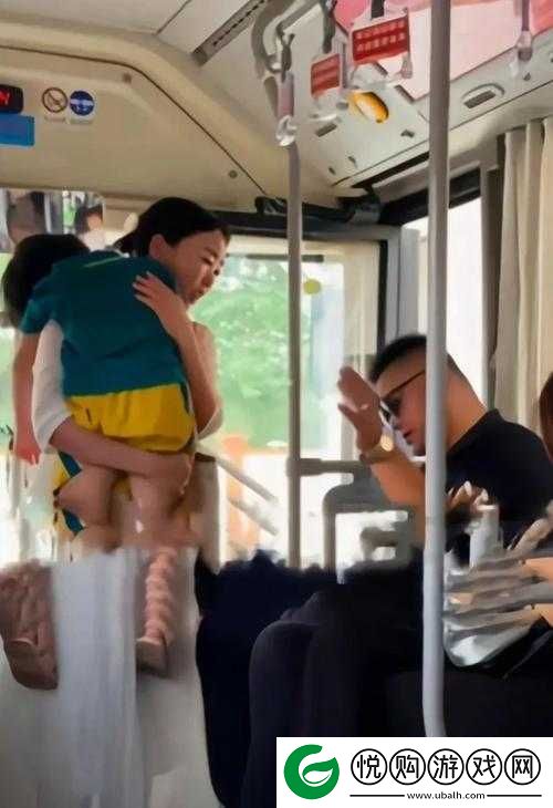 我与小娻孑在公交车上的温馨故事